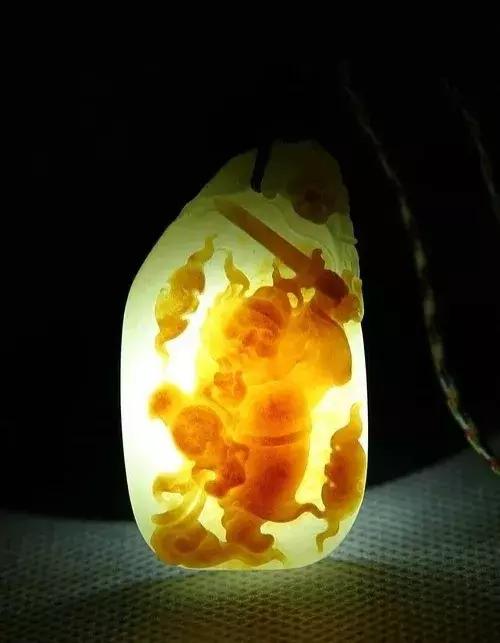 俏色羊脂美玉，美皮玉雕更美