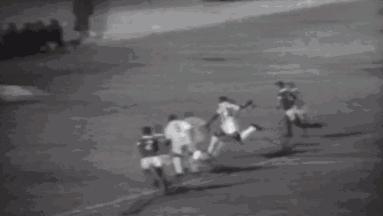 王的两面人生：球技成圣，大嘴无脑的贝利