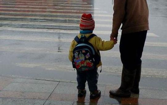 宝宝误吞502胶水,1岁宝宝把502胶水弄到嘴里