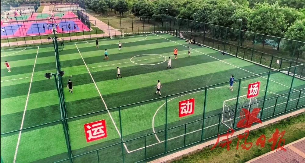 摘掉口罩呼吸新鲜空气的一天,摘下口罩享受一个清晨的阳光