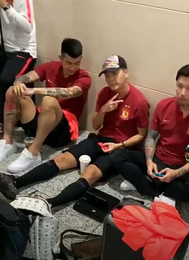 忍俊不禁！飞机晚点恒大球员黄博文、张琳芃席地而坐，像摆地摊的
