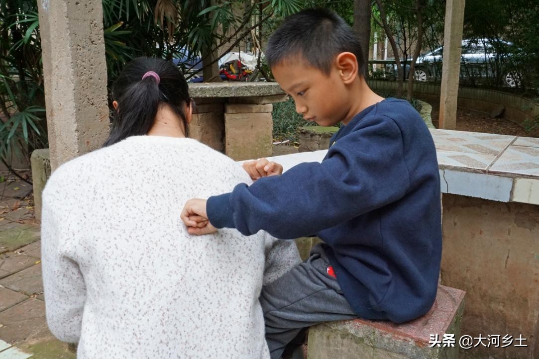 8岁男孩半夜熟睡啼哭,8岁男童不自觉的跟哭泣似的