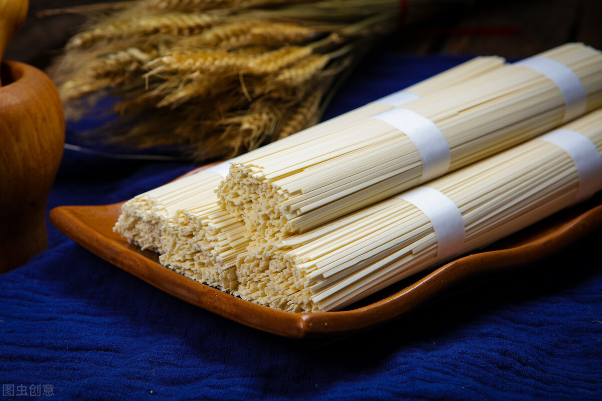 鸡蛋挂面好吃还是龙须面好吃,鸡蛋挂面更加有营养