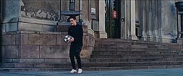 职业足球运动员教你如何颠球,足球教学颠球优质课