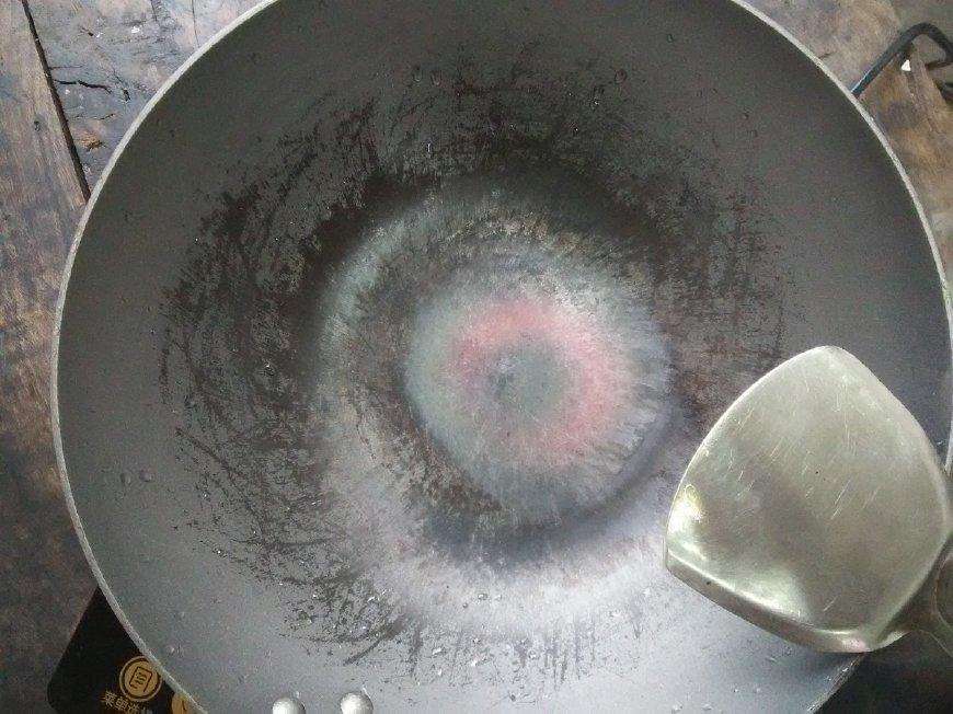 铁锅生锈炒菜有股铁锈味还能吃吗,去除铁锅生锈的正确方法