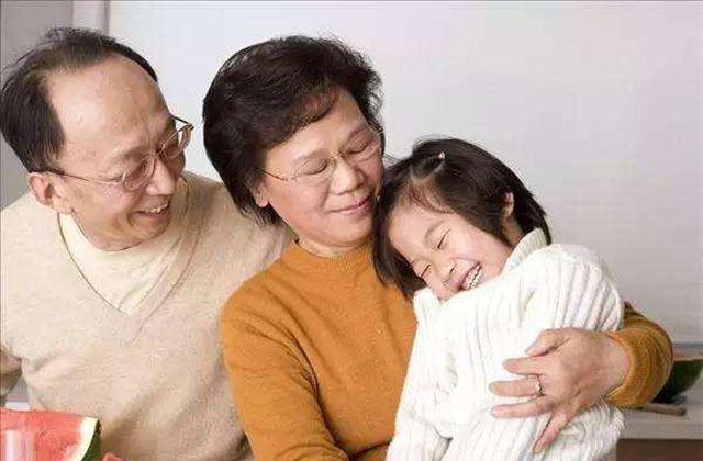 老人带孩子隔代教育怎么办,父母课堂给隔代养育的建议