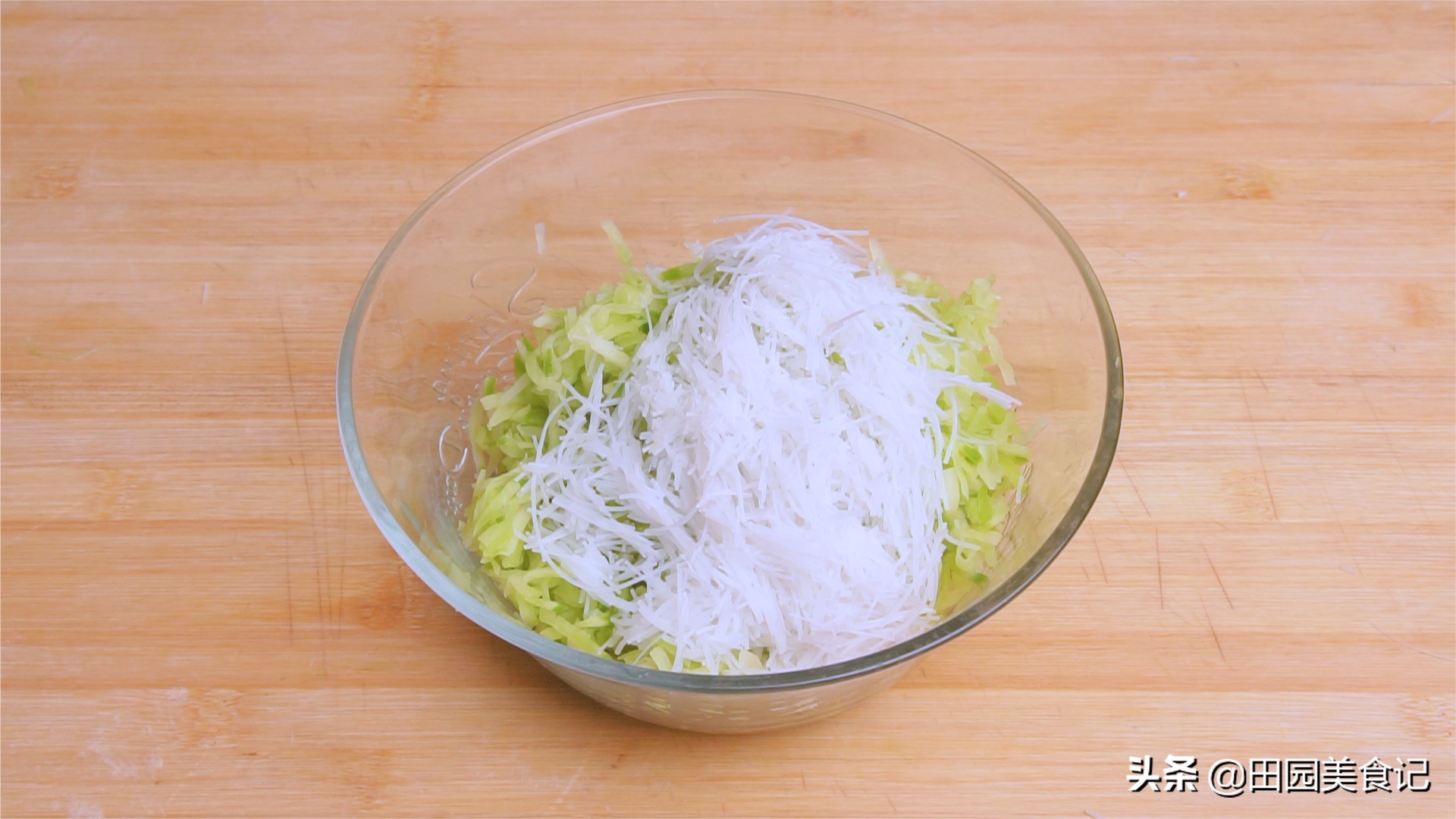 馅饼如何包才能皮薄馅大,馅饼的馅有几种是最好的