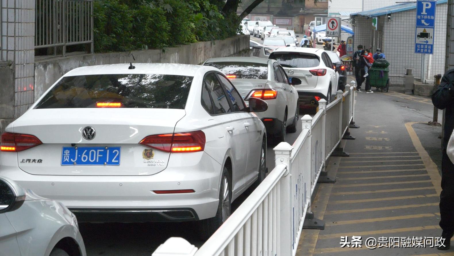 驾车就医“最后100米”有点“卡”，症结主要在于医院车位不足｜融媒问政