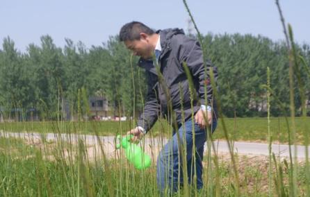农村人开店出售除草剂，似乎非常有利可图，而且风险也很大。