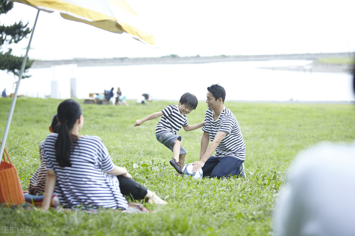 小学英语双语作文写作练习我们的足球