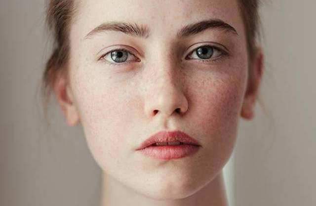 盐洗脸的正确方法让你快速美白,洗脸把脸放水盆里