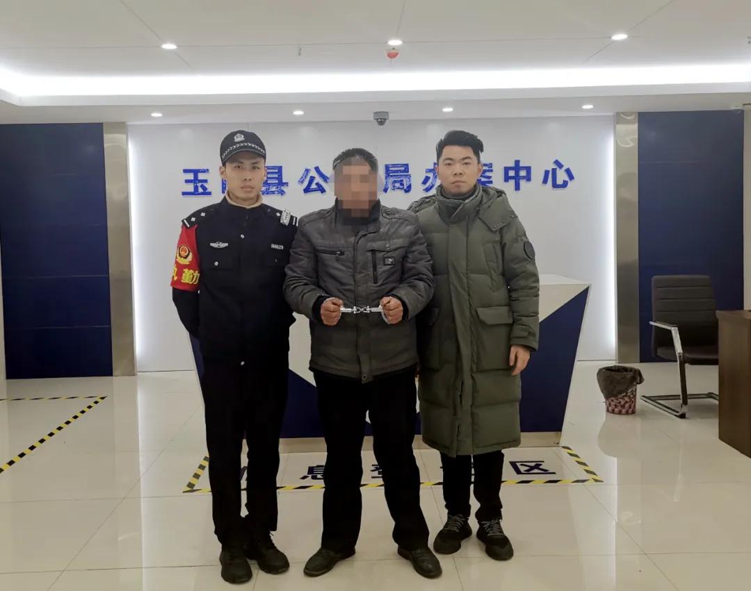 嚣张嫌疑人殴打民警,嚣张犯罪分子在审讯室大发雷霆