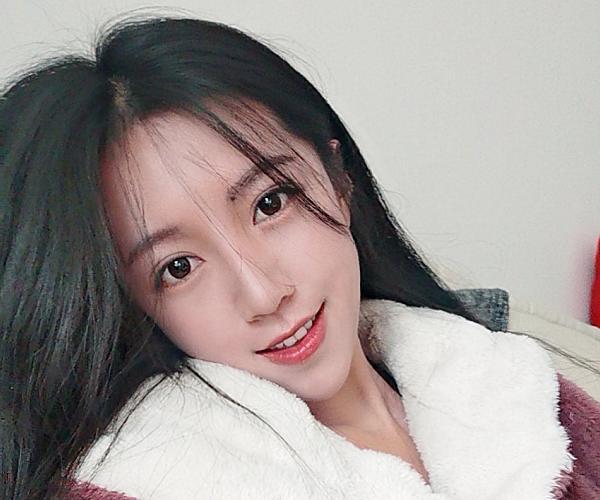 浙江29岁农村女孩白手起家摆地摊 (女大学生回乡摆摊创业)