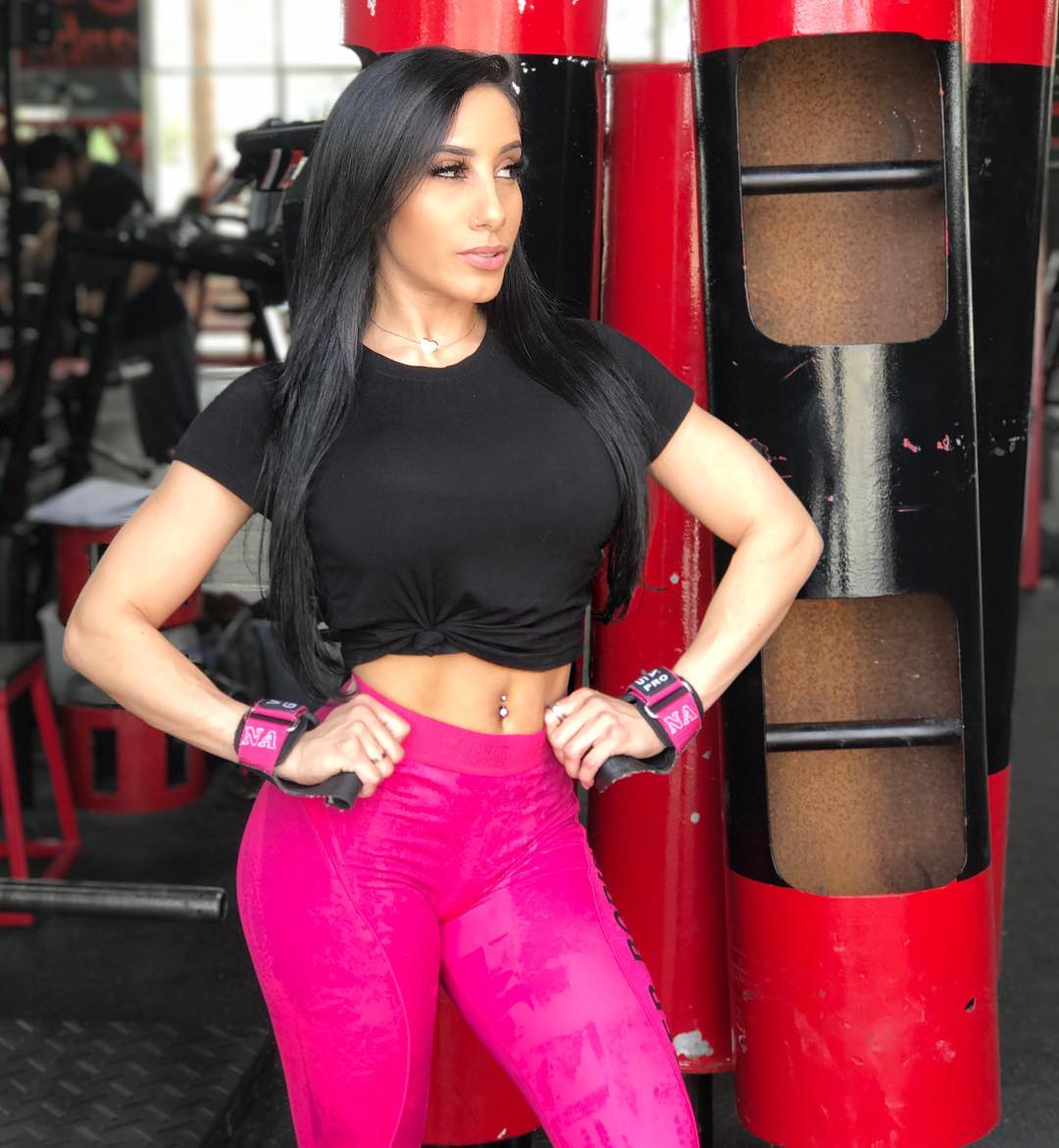 美国女孩健身房因肥胖遭嘲笑,美国女孩健身训练