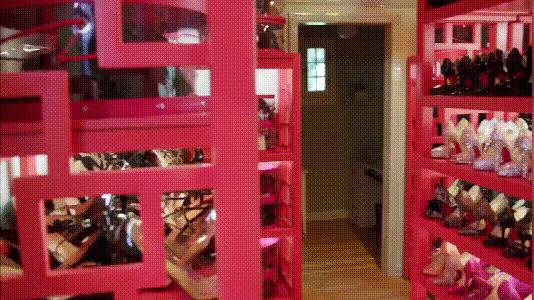 CL红底鞋的最忠实收藏者，脱衣舞娘蒂塔·万提斯魅而不俗的秘诀