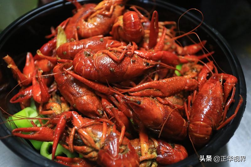 郑州油焖龙虾视频,吃最地道的油焖龙虾