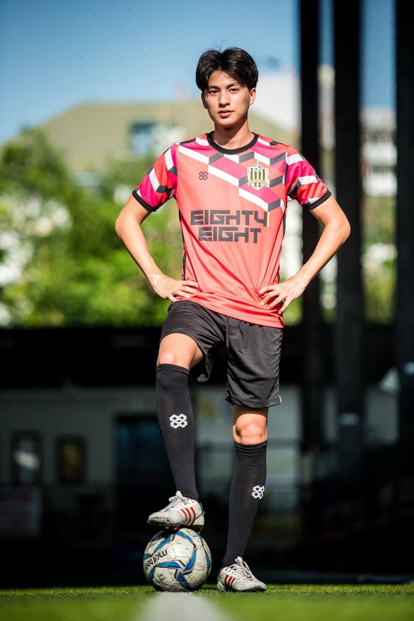 足球少年糕卡娜：热爱足球的他快乐无比