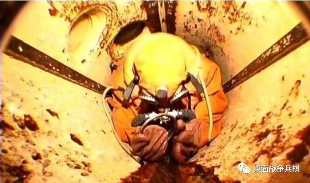 深海怎么逃生,潜艇在深海怎么逃生