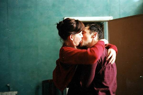 艺妓变成佣人，主人看上艺妓，倾倒于肉体，醉心于欲望