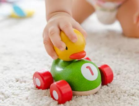 1-2岁宝宝精细动作发展视频记录,0-1岁宝宝发育精细动作