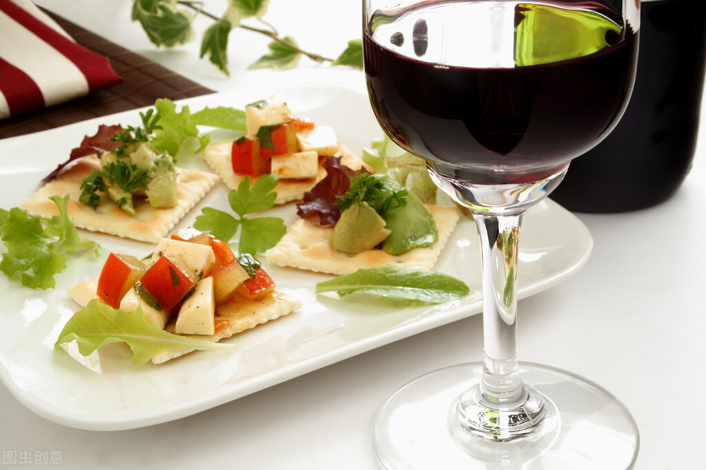 喝红酒吃什么小吃最佳搭配,晚上喝红酒和什么食物是最佳搭配