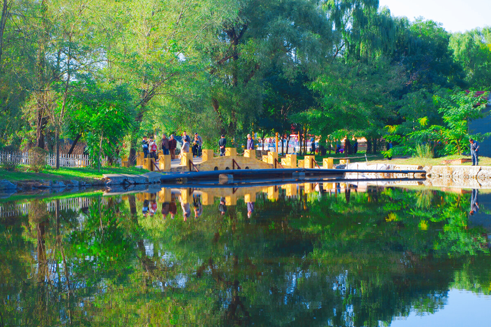 辽宁“井中王”玉石，重量超260吨，被大师雕刻成“双面玉佛”