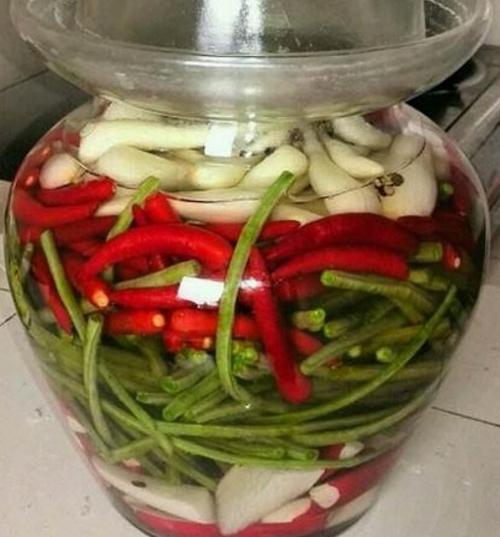 泡菜有点发黑怎么处理,泡菜起了白泡怎么办