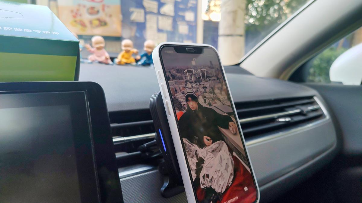 暑假自驾游的好帮手，ESR亿色车载磁吸无线充电支架上手体验