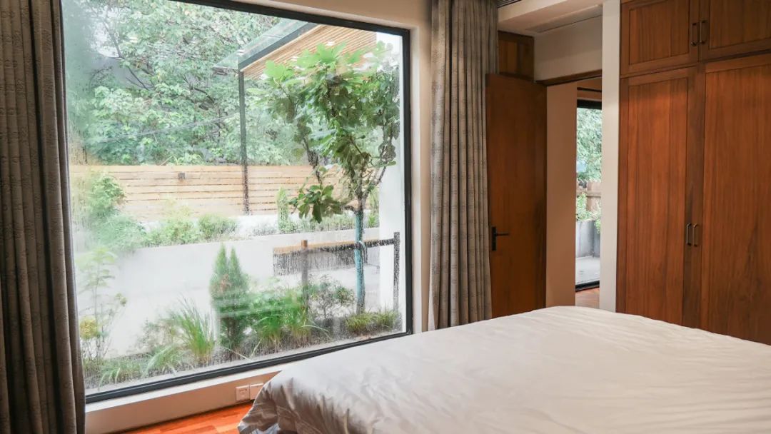 住在上海闹市400平的房子里，花开不败，开窗见池塘，太羡慕了