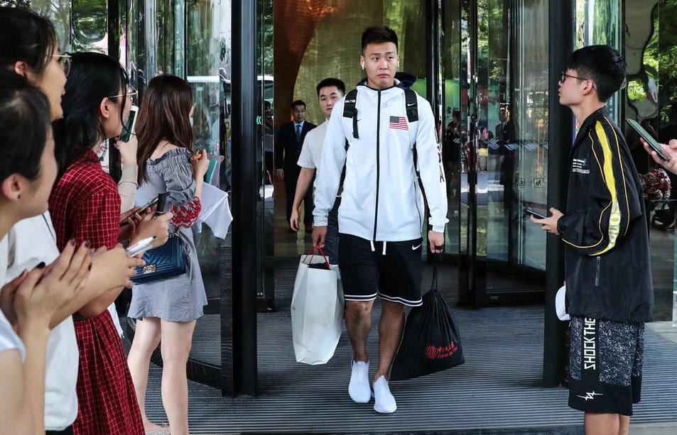 赵睿到底在球场上发生了什么,赵睿含泪向中国球迷致歉