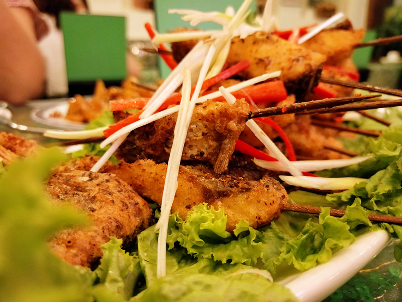 外媒首推京城*疆新**菜餐厅,东四胡同里的弯弯月亮