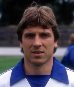 他是德国传奇球星，进球数仅次于盖德穆勒，江湖人称“倒钩之王”