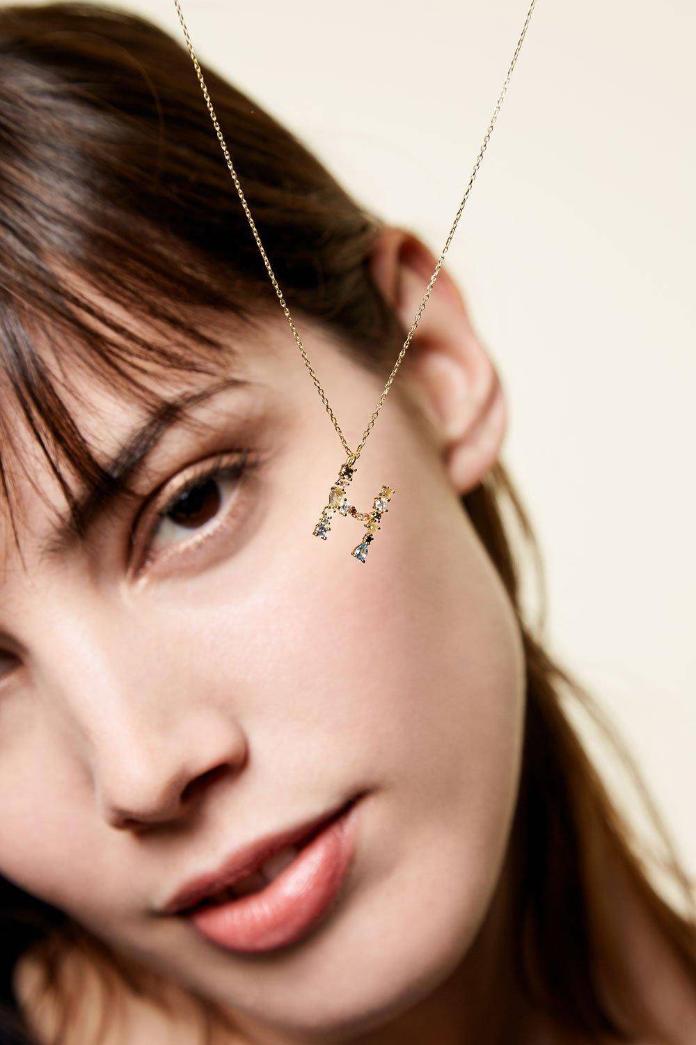 有时候质感就体现在小小的配件上，一件可以陪你穿梭日常的珠宝