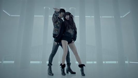 泫雅CK代言写真发布，简单性感才是她的路线