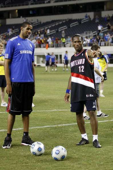 足球和篮球哪一个更会更伟大,足球和篮球哪个玩起来累