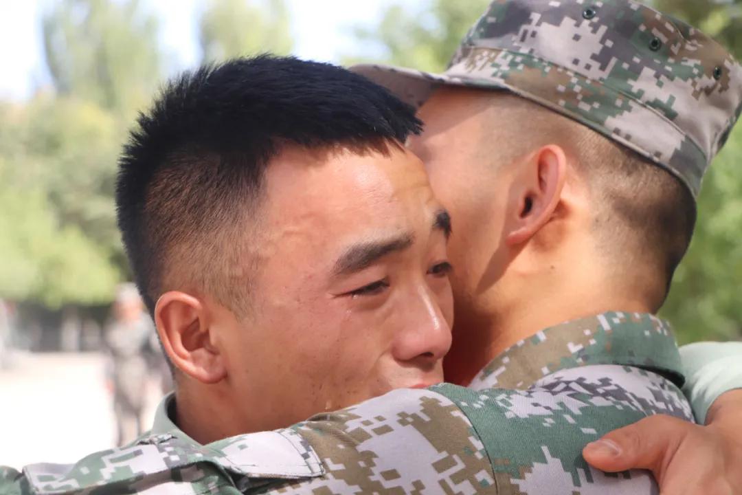 老兵退伍感人瞬间,老兵退伍潸然泪下