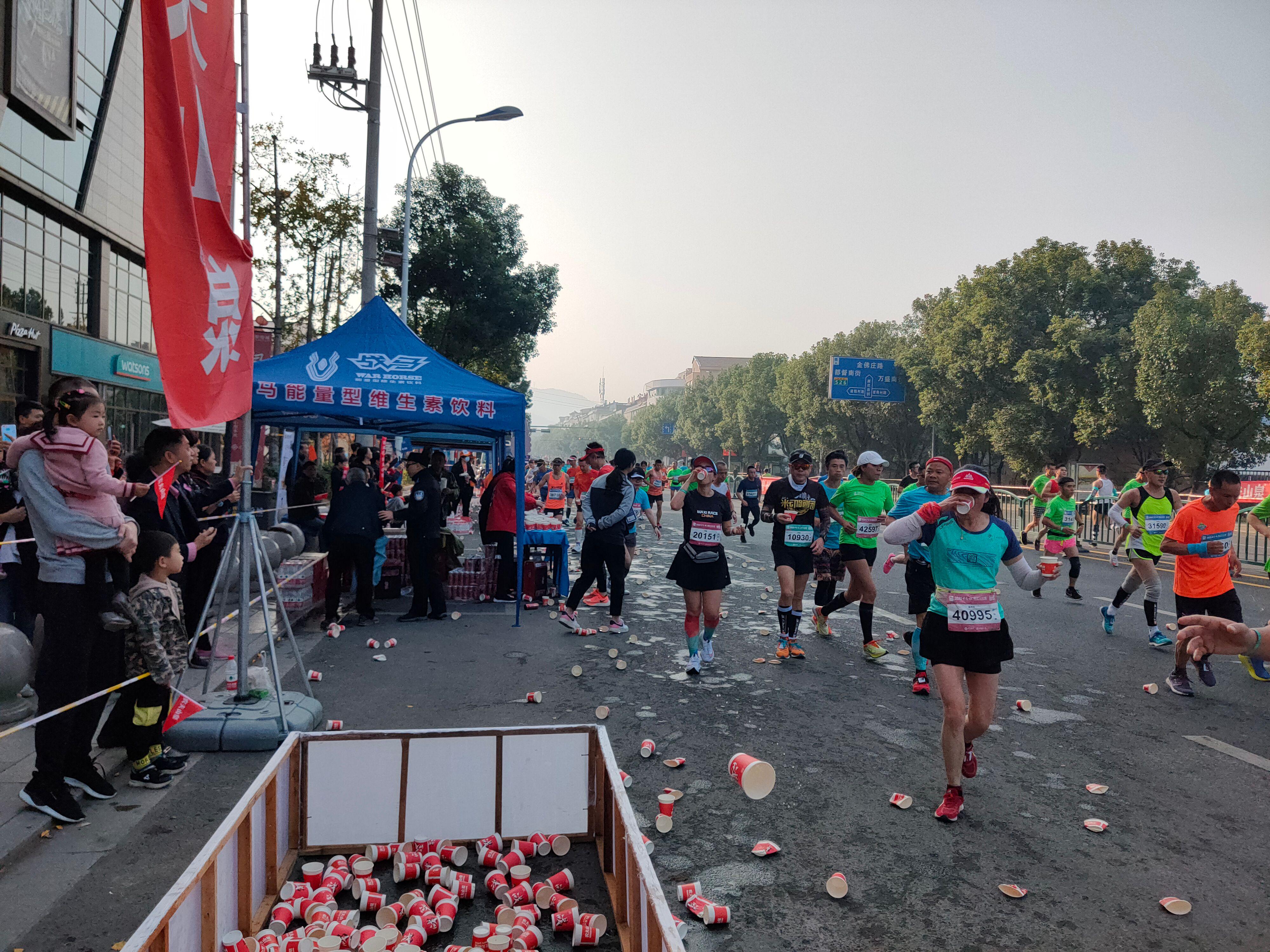 首个全马2022年超燃视频,横店马拉松2023全马颁奖直播