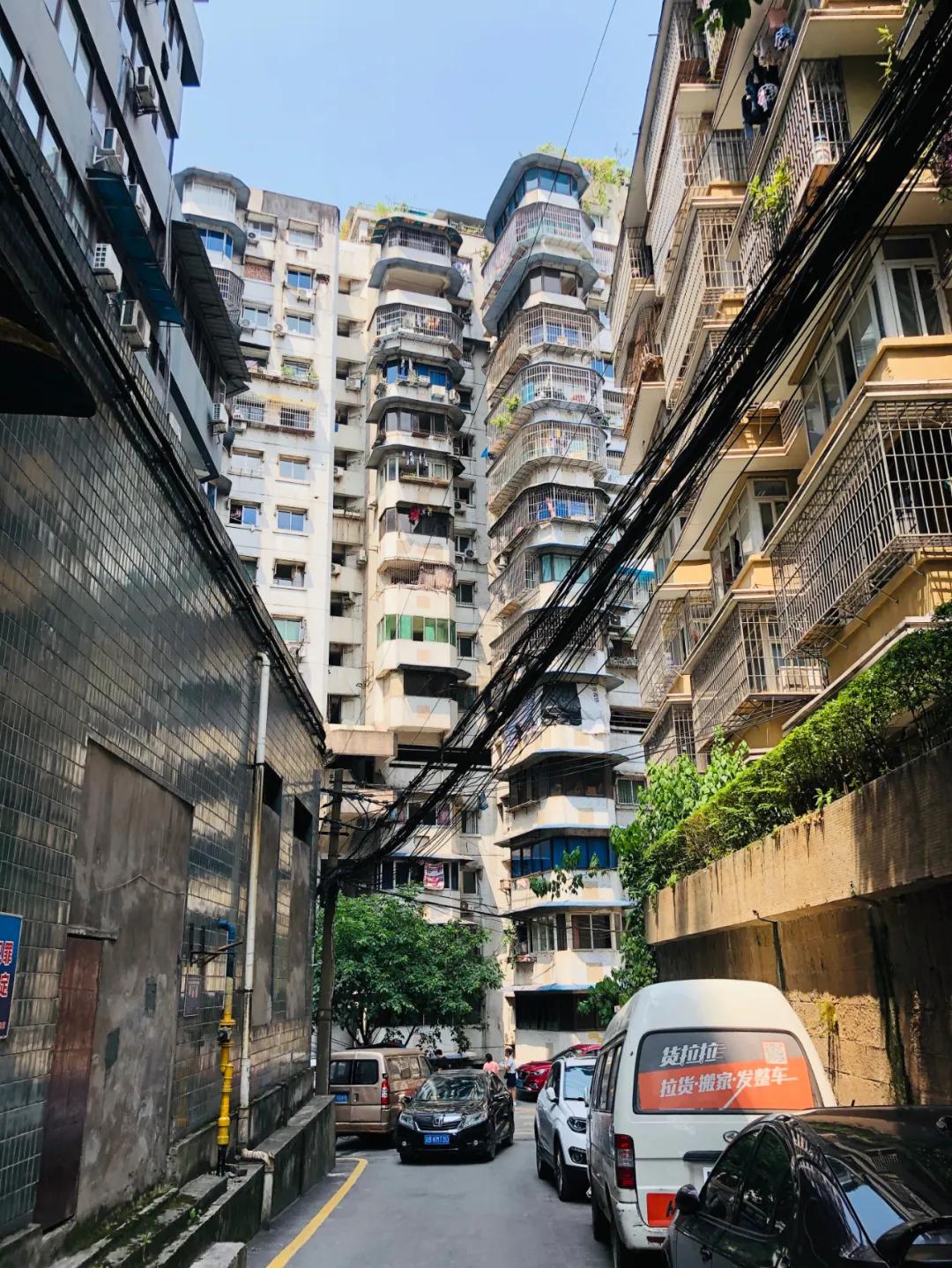 重庆这个24层没有电梯的高楼！直逼40℃的天气仍然有人前来打卡