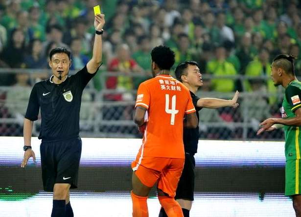 中超裁判为何频频引发争议,中超裁判被打得最惨的一次