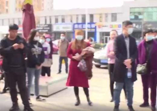 青岛一新楼盘交付，业主进去一看傻了：“3000元一平米的装修费，也就值500块钱！”