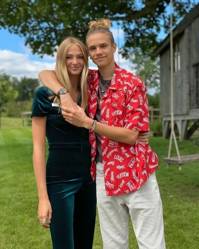 贝克汉姆二公子18岁女友不低调！穿镂空黑裙闪耀亮相，不输准大嫂