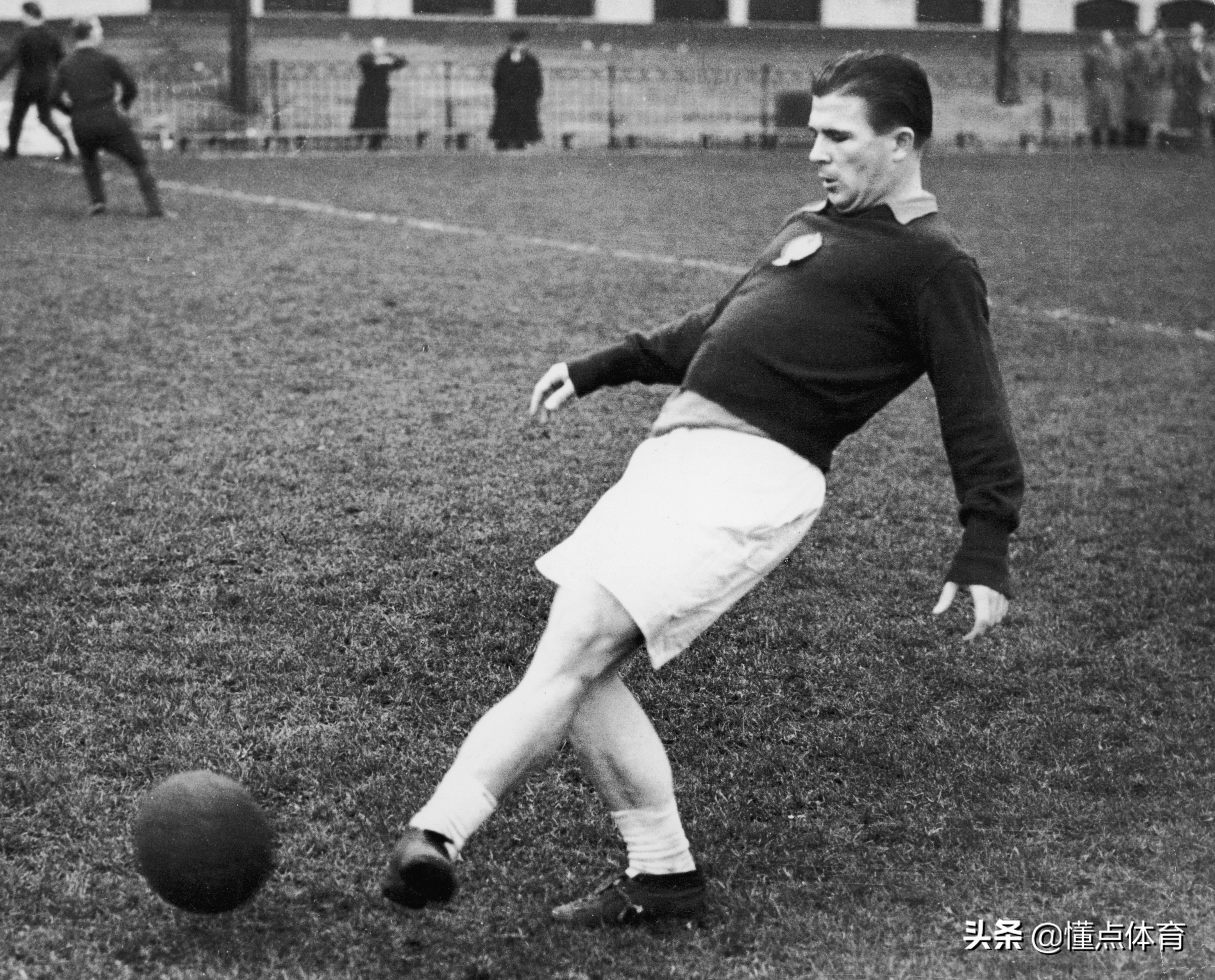 10大已经退役足坛的球星,被三支球队退役球衣的球星