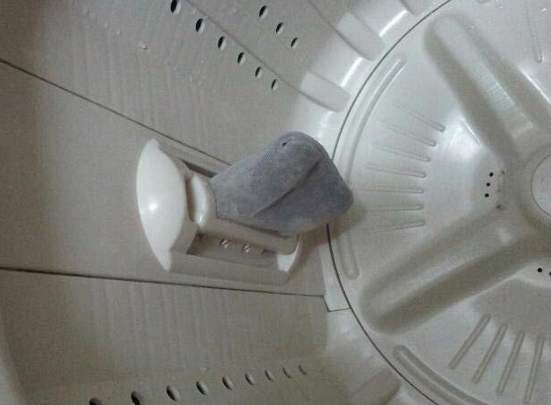 机洗完衣服发现全是毛絮，洗衣机的小机关要打开，之后不用烦了