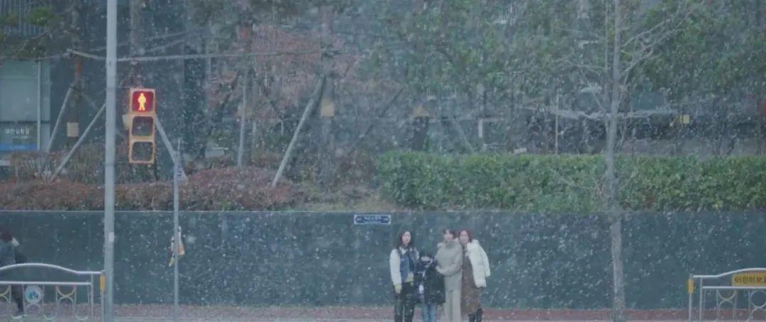 韩国女团两位成员,2个韩国女团练习生一前一后跳舞