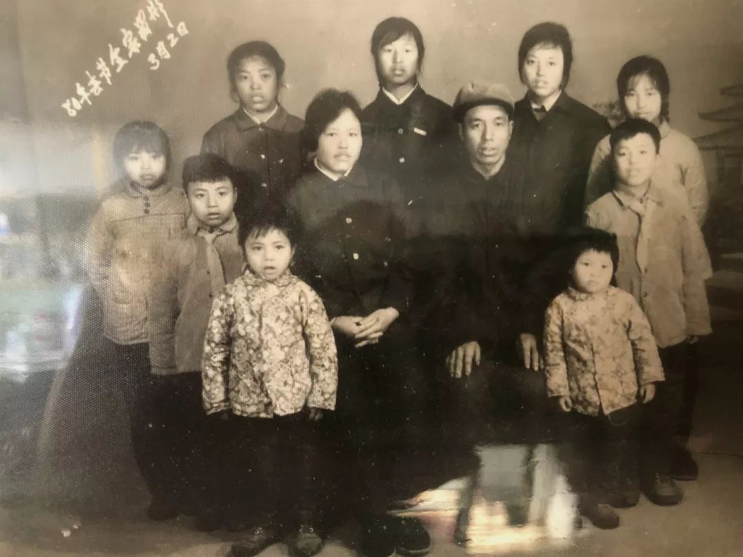 吵闹着老去，她的人生好像从来没有看见过光亮。