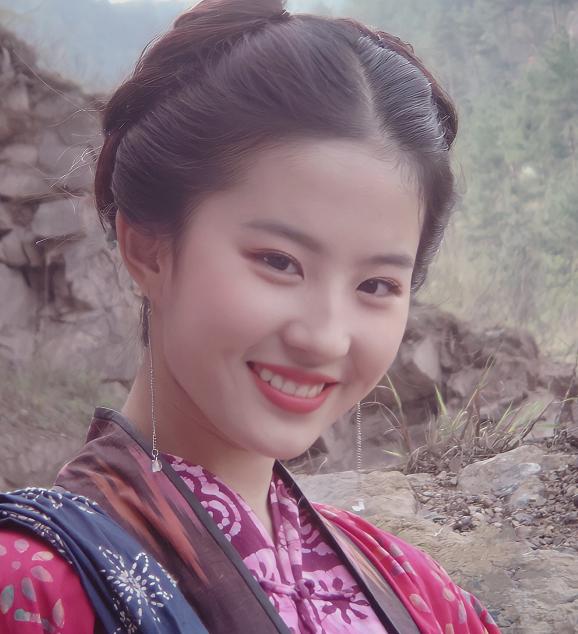 彭小苒为什么穿异域风情那么美,迪丽热巴和彭小苒谁更漂亮