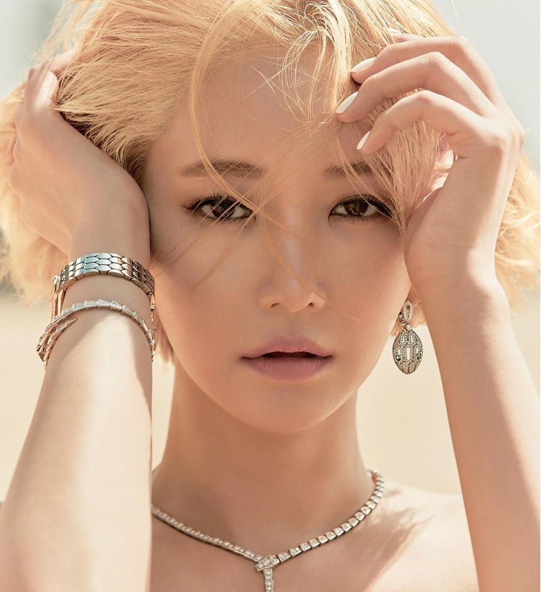 她是韩国“短发女神”，穿黑色蕾丝长裙搭皮靴出镜，霸气潇洒