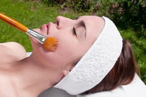 华亦俏朱红说：果酸焕肤的操作流程