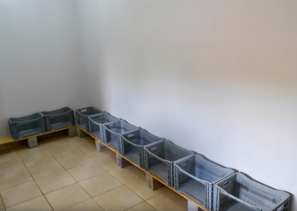 卖水果剩的塑料筐，老公堆在墙角做个L型衣帽间，还挺像回事的