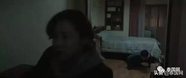 变态男*光脱**衣服藏在床底！泰国女子回家竟遭遇真人版《门锁》！